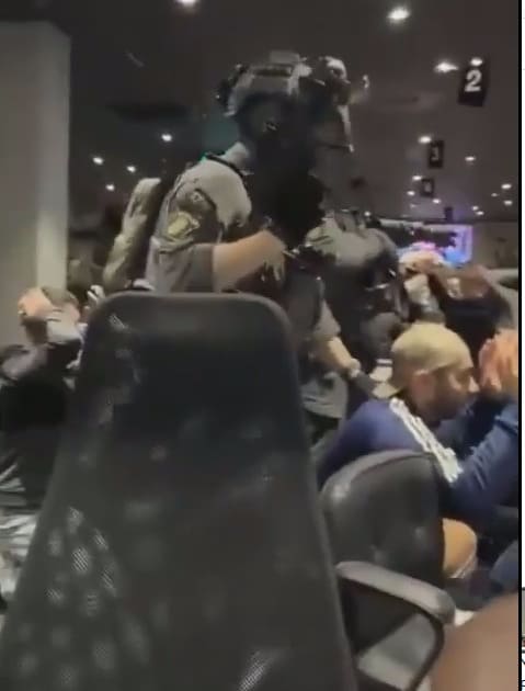 【EV扑克】深夜牌局变“战场”!瑞典特警荷枪实弹突袭扑克比赛,线下扑克彻底凉凉?