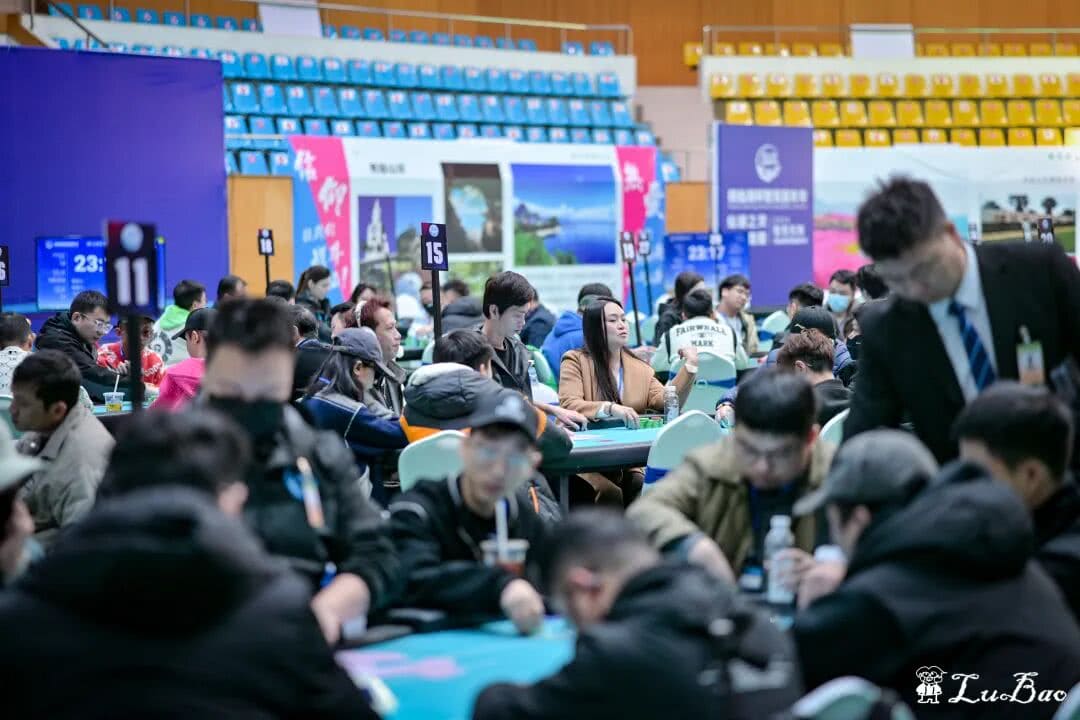 【EV扑克】泡沫同步一小时,AA遇天顺撞开55人奖励圈大门!张杰284万领衔11人开启明日大决战!