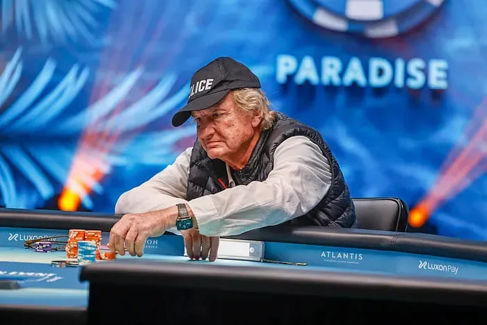 【EV扑克】27岁逆袭封神！奥地利新星斩获WSOP千万美金冠军，78岁老将单挑4小时惜败屈居亚军【WSOP天堂岛】