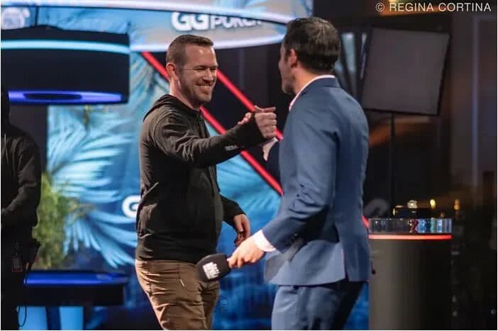 【EV扑克】27岁逆袭封神！奥地利新星斩获WSOP千万美金冠军，78岁老将单挑4小时惜败屈居亚军【WSOP天堂岛】