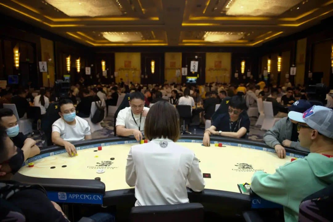 【EV扑克】CPG三亚大师赛｜首轮战罢！主赛共910人次参赛432人晋级第二轮，赵飞40.05万记分牌领跑第一轮B组