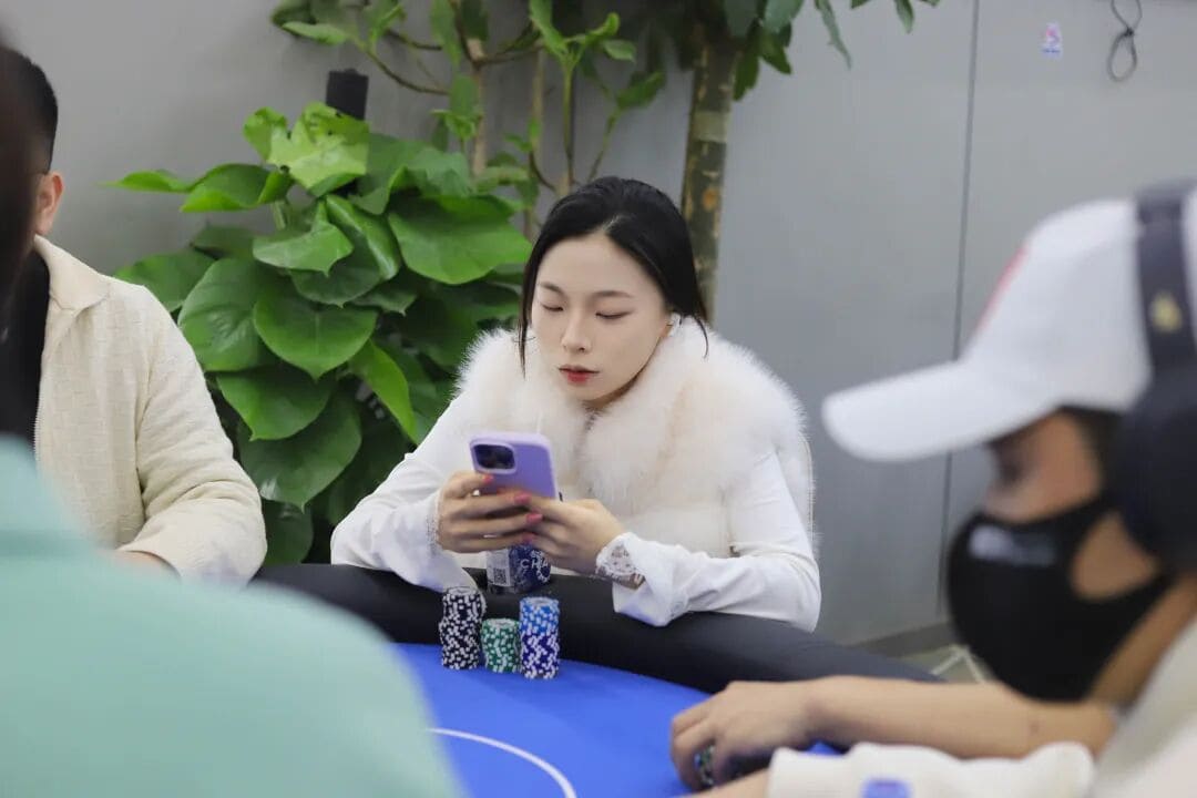 【EV扑克】长沙阳光月赛第三日 | 主赛首轮收官日：最后一席，全力以赴！第一轮共1400人次，168人晋级明日决赛，刘杰成C组CL