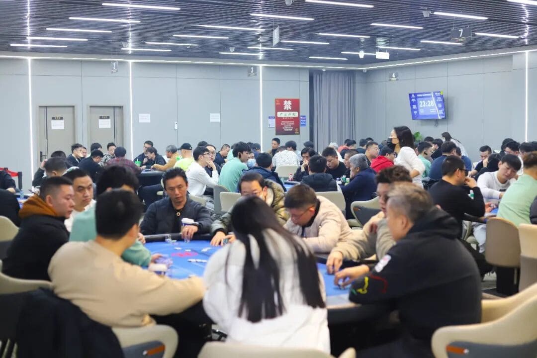 【EV扑克】长沙阳光月赛次日 | 智力之火，驱散严寒！DAY1B组492人次参赛，59人晋级下一轮，林济庚122.8W记分成B组领头羊