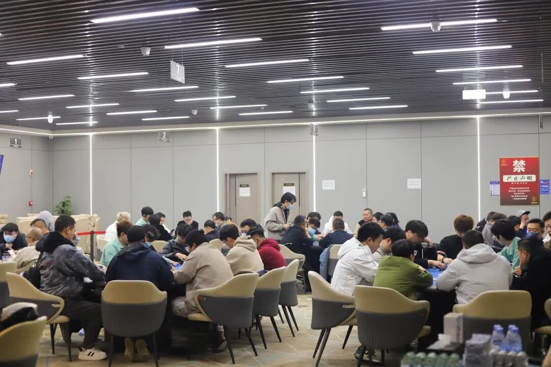 【EV扑克】长沙阳光月赛首日 | 当扑克月赛遇上圣诞季，冬日点燃牌手热情！DAY1A组共320人次参赛，刘欢领衔39人晋级下一轮