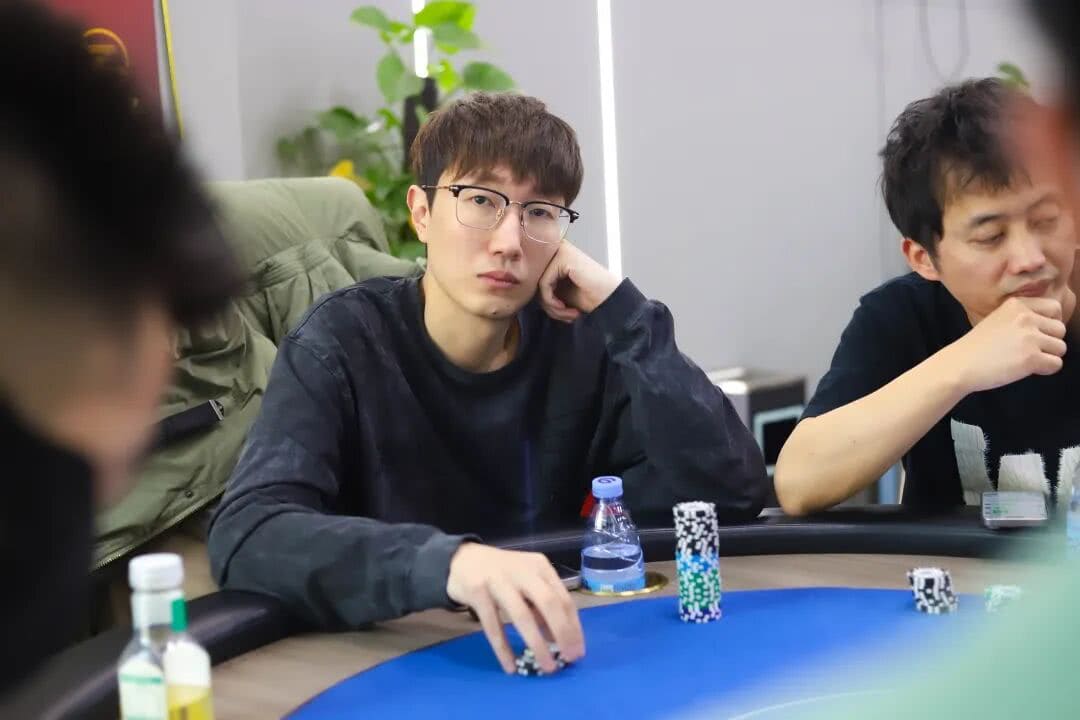 【EV扑克】长沙阳光月赛首日 | 当扑克月赛遇上圣诞季，冬日点燃牌手热情！DAY1A组共320人次参赛，刘欢领衔39人晋级下一轮