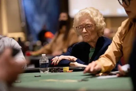 【EV扑克】扑克老奶奶高龄88岁，首次参加千人MTT竟一路打到第14名！