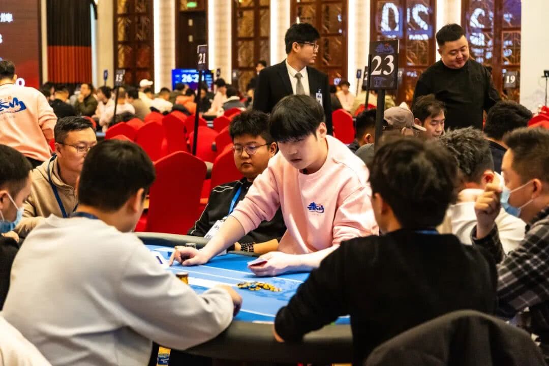 【EV扑克】泰山之巅首日 | 吕彦与何映含分别斩获开幕赛AB组CL，Day1共262人次参与，38人晋级Day2