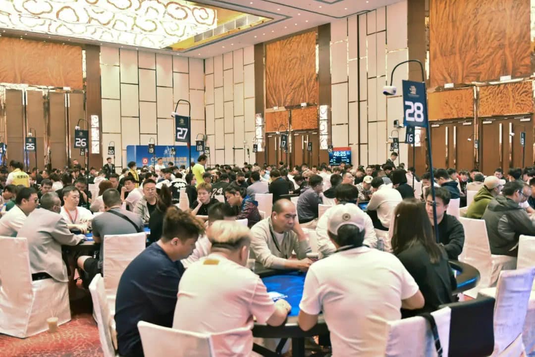 【EV扑克】CPG®海棠湾巡游赛｜马年首战号角响起！主赛第一轮A组502人奋战157人晋级，徐玥熙38.1万记分牌一骑绝尘