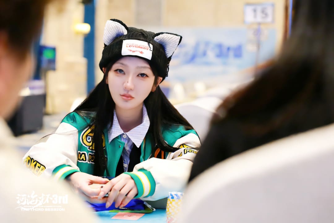 【EV扑克】第三届河海杯｜首日战斗开启，主赛A组102参赛，美女Nicky首日登场拿下一座奖杯