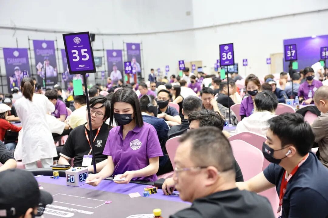 【EV扑克】CSOPⅡ潮汕扑克系列赛：主赛B组火热开战，潘枫领衔104人晋级