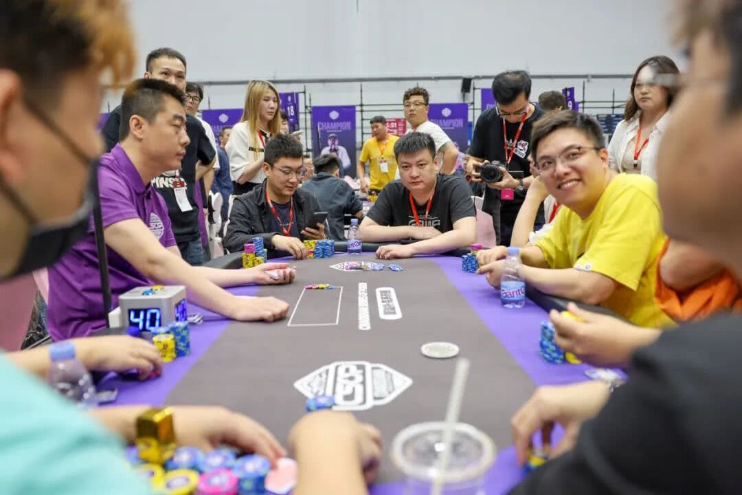 【EV扑克】CSOP潮汕扑克系列赛Day2战报：邱爽领跑63强，泡沫大战引爆全场