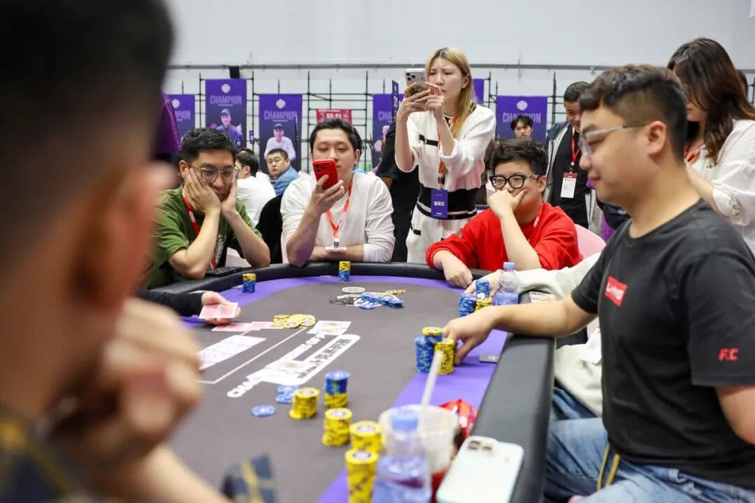 【EV扑克】CSOP潮汕扑克系列赛Day2战报：邱爽领跑63强，泡沫大战引爆全场