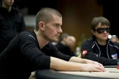 【EV扑克】“我就是个蠢货”——Gus Hansen 的崩塌与重生,从赌桌之神到输光数百万