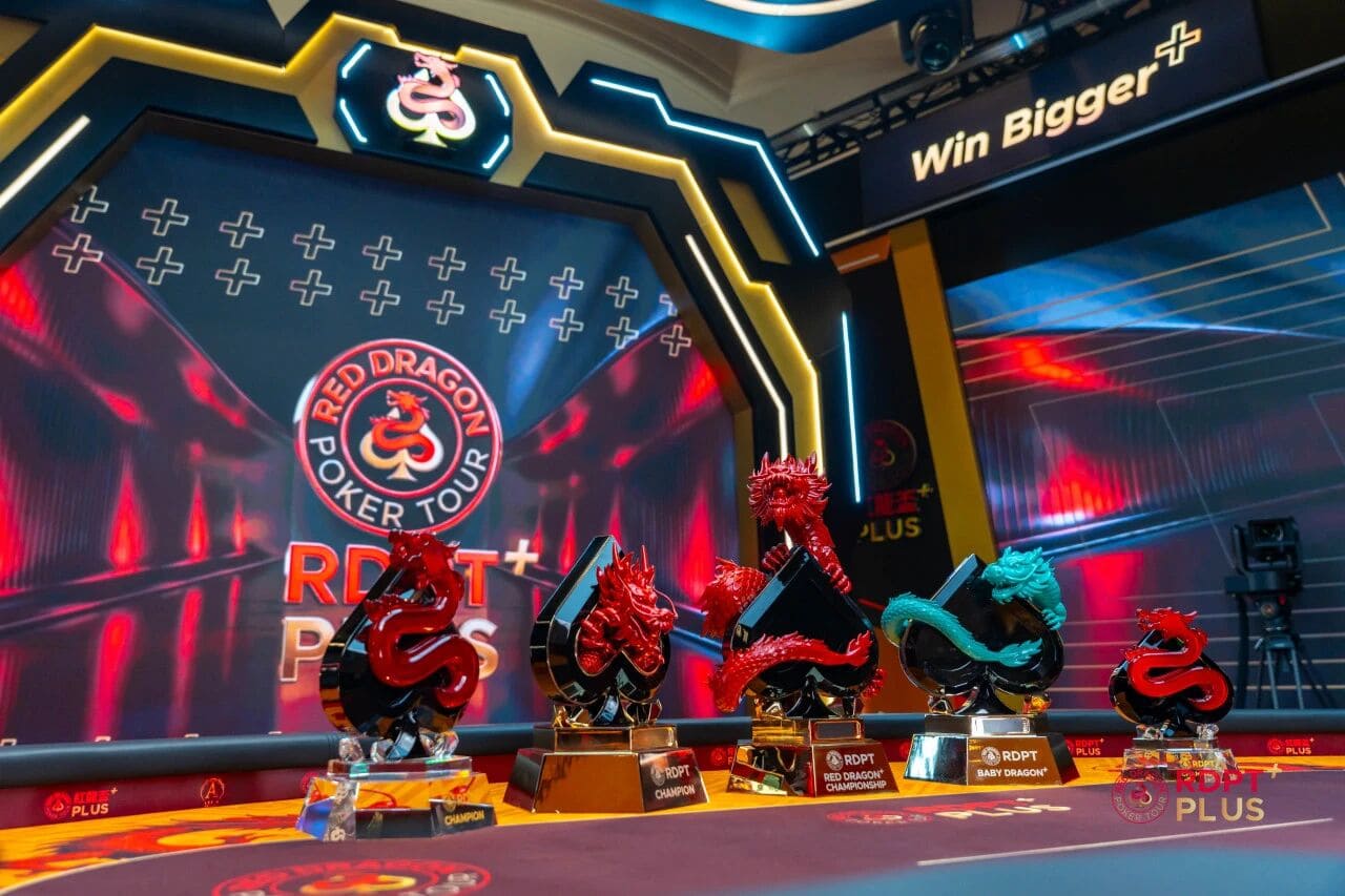 【EV扑克】2026红龙杯PLUS｜首赛即登顶！蔡炜珏倒数第二记分逆袭斩获神龙觉醒开幕赛冠军，赢系列赛首件冠军夹克！